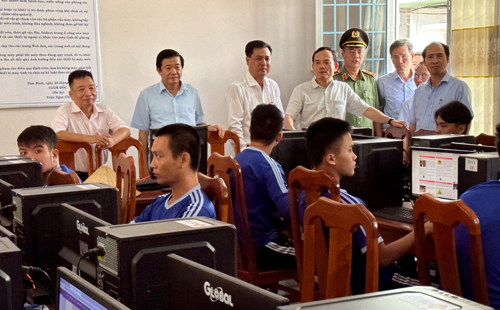 Tiêu điểm - Phó Thủ tướng Trần Lưu Quang thăm, tặng quà tại cơ sở cai nghiện ma túy tỉnh Vĩnh Long
