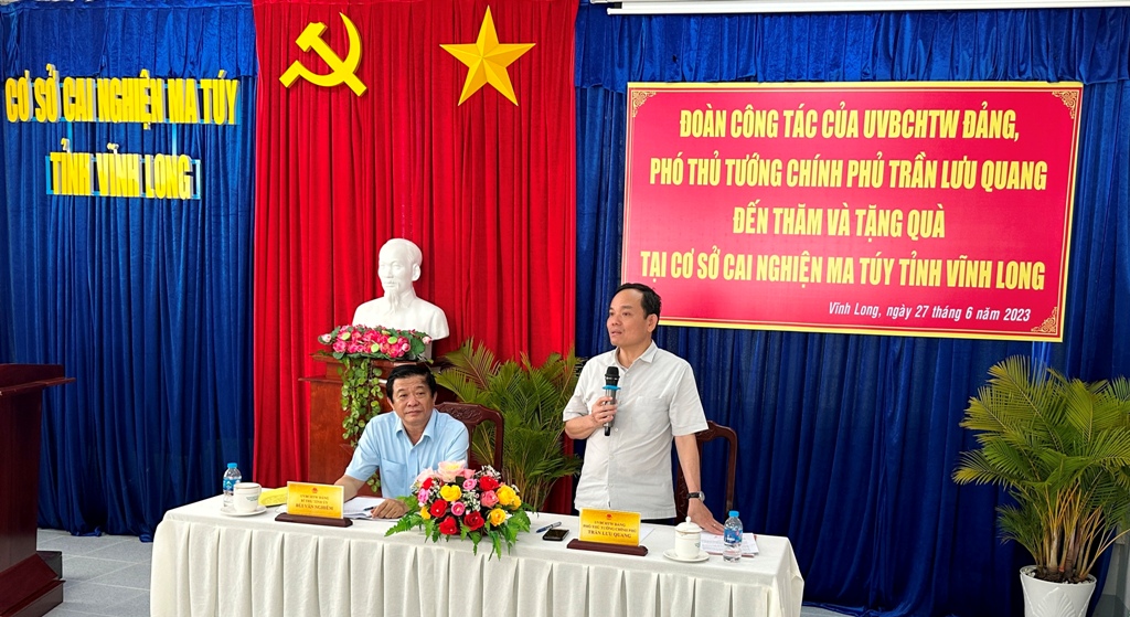 Tiêu điểm - Phó Thủ tướng Trần Lưu Quang thăm, tặng quà tại cơ sở cai nghiện ma túy tỉnh Vĩnh Long (Hình 4).