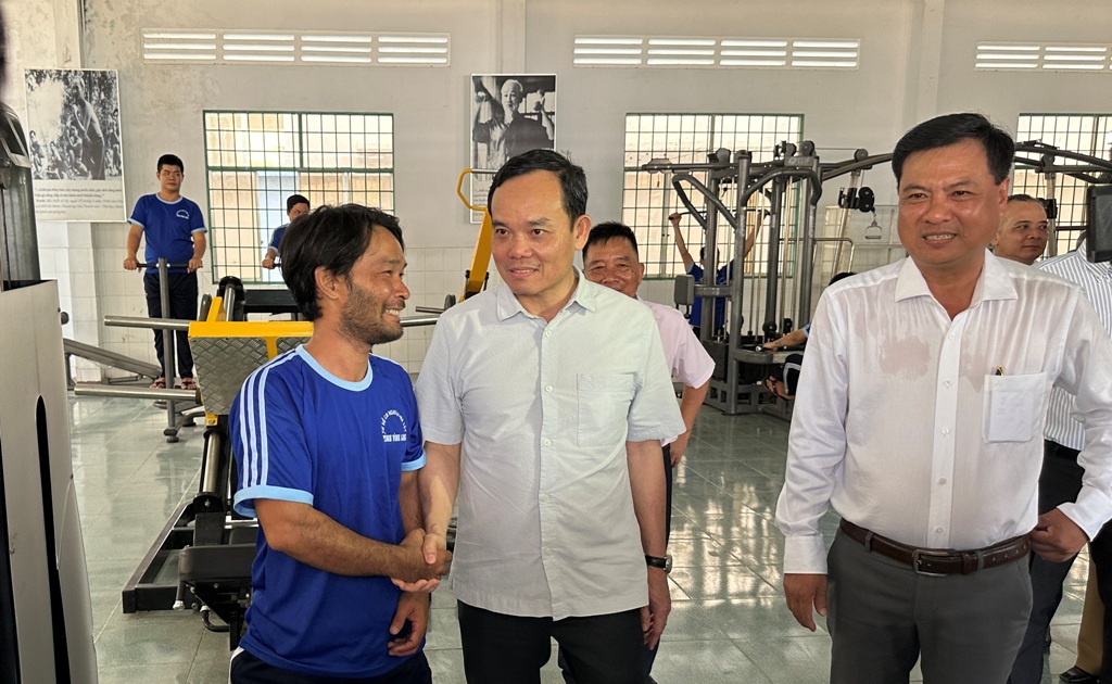 Tiêu điểm - Phó Thủ tướng Trần Lưu Quang thăm, tặng quà tại cơ sở cai nghiện ma túy tỉnh Vĩnh Long (Hình 2).