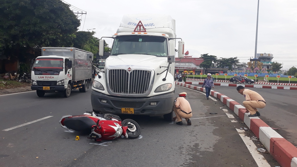 An ninh - Hình sự - Vĩnh Long: Điều tra vụ người phụ nữ tử vong dưới bánh xe container