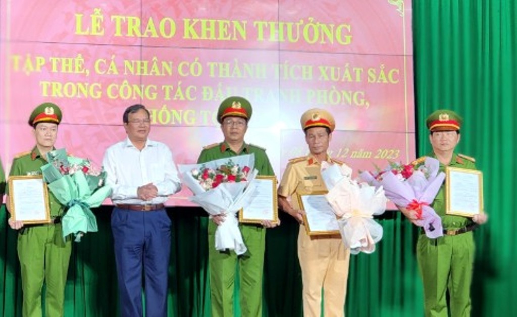 An ninh - Hình sự - Trà Vinh: Khen thưởng tập thể, cá nhân phá nhanh vụ cướp tiệm vàng (Hình 2).