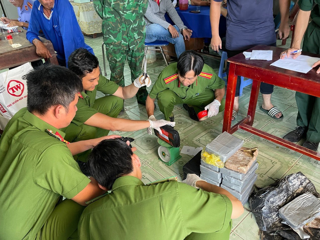 An ninh - Hình sự - Phát hiện nhiều vật thể nghi ma túy trôi dạt trên biển ở Bến Tre