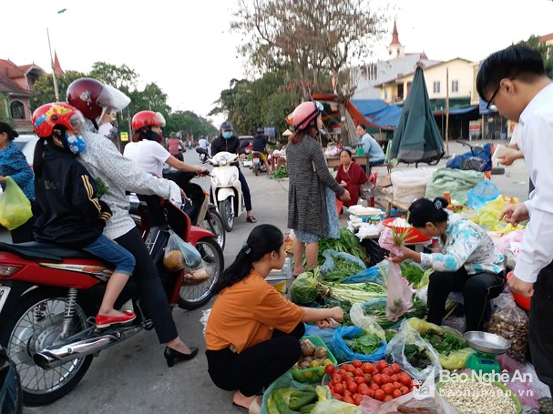 Tiêu dùng & Dư luận - Mùng 5 Tết, rau xanh tăng giá gấp 3 lần vẫn hút khách (Hình 2).