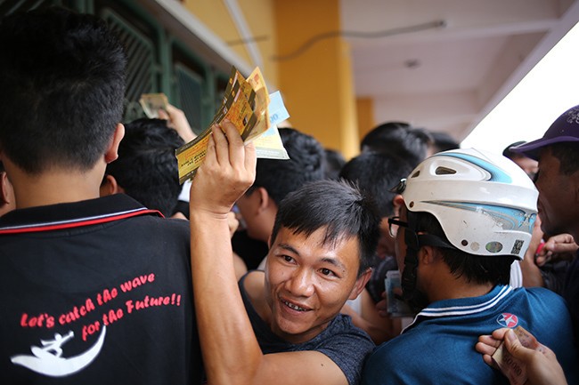 Thể thao - Phe vé hoành hành, sân Thiên Trường vỡ trận trước trận cầu tâm điểm với HAGL (Hình 4).