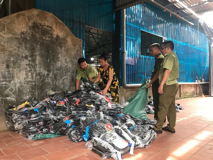 Tiêu dùng & Dư luận - Triệt phá tận gốc đường dây sản xuất hàng nhái thương hiệu The North Face bán đầy rẫy ở chợ Hàng Bông (Hình 2).