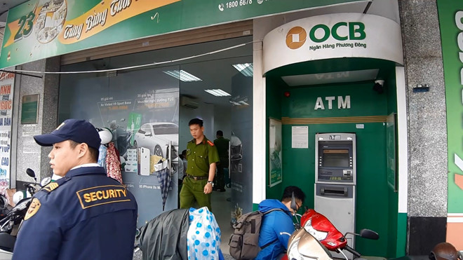 Tài chính - Ngân hàng - Tên trộm liều lĩnh đập phá cây ATM ngân hàng OCB, dán găng tay vào camera