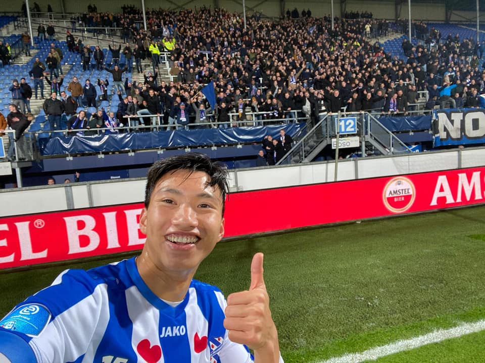 Thể thao - Khoảnh khắc lịch sử: Đoàn Văn Hậu gây sốt khi ra sân đá chính cho SC Heerenveen 