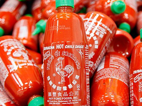 Tiêu dùng & Dư luận - Vì sao tương ớt Sriracha của triệu phú gốc Việt bị thu hồi?