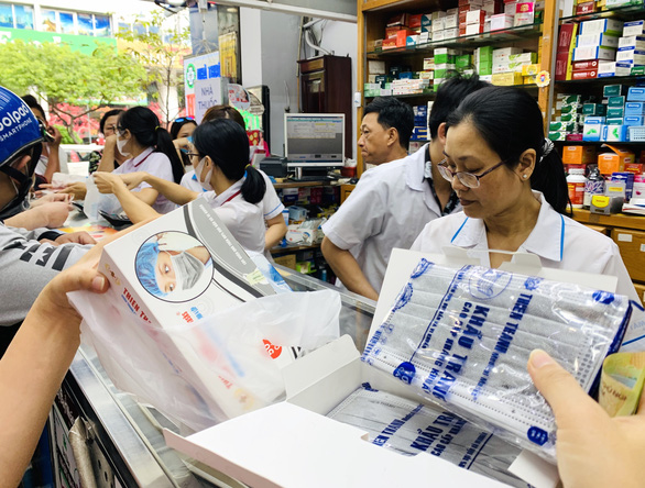 Tiêu dùng & Dư luận - Doanh thu bán khẩu trang tăng 15 lần, hàng về tới đâu hết tới đó (Hình 2).