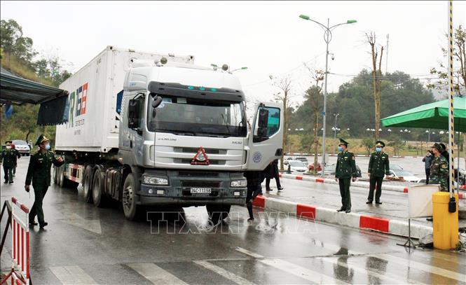 Tin nhanh - Thủ tướng giao Bộ Tài chính chỉ đạo cho phép giao nhận hàng hóa tại cửa khẩu, thực hiện nghiêm việc kiểm dịch