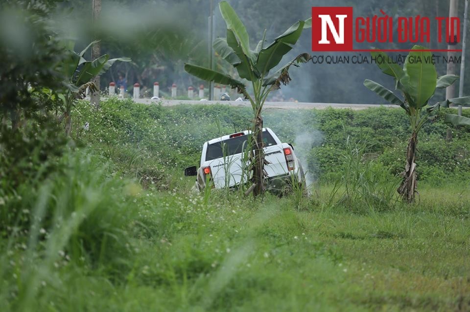 Lúc này, 2 đối tượng đi xe Fortuner chạy theo hướng xã Sơn Quang, xe bán tải có 2 đối tượng khác chạy đến địa bàn giao Sơn Lâm - Sơn Quang lao xuống ruộng.