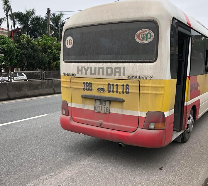 An ninh - Hình sự - Chủ xe buýt dù lạng lách đánh võng nêu 'lý do' đánh nữ hành khách chụp ảnh (Hình 2).