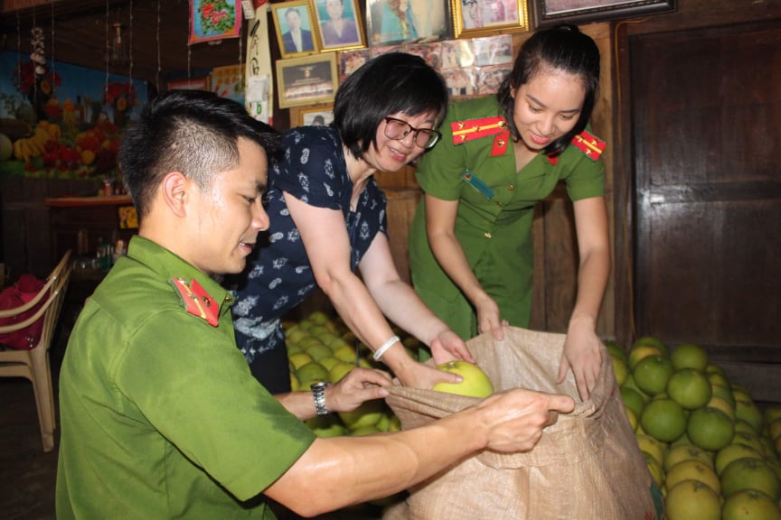 Tin nhanh - Công an Hà Tĩnh 'giải cứu' bưởi Phúc Trạch cho bà con vùng lũ (Hình 4).
