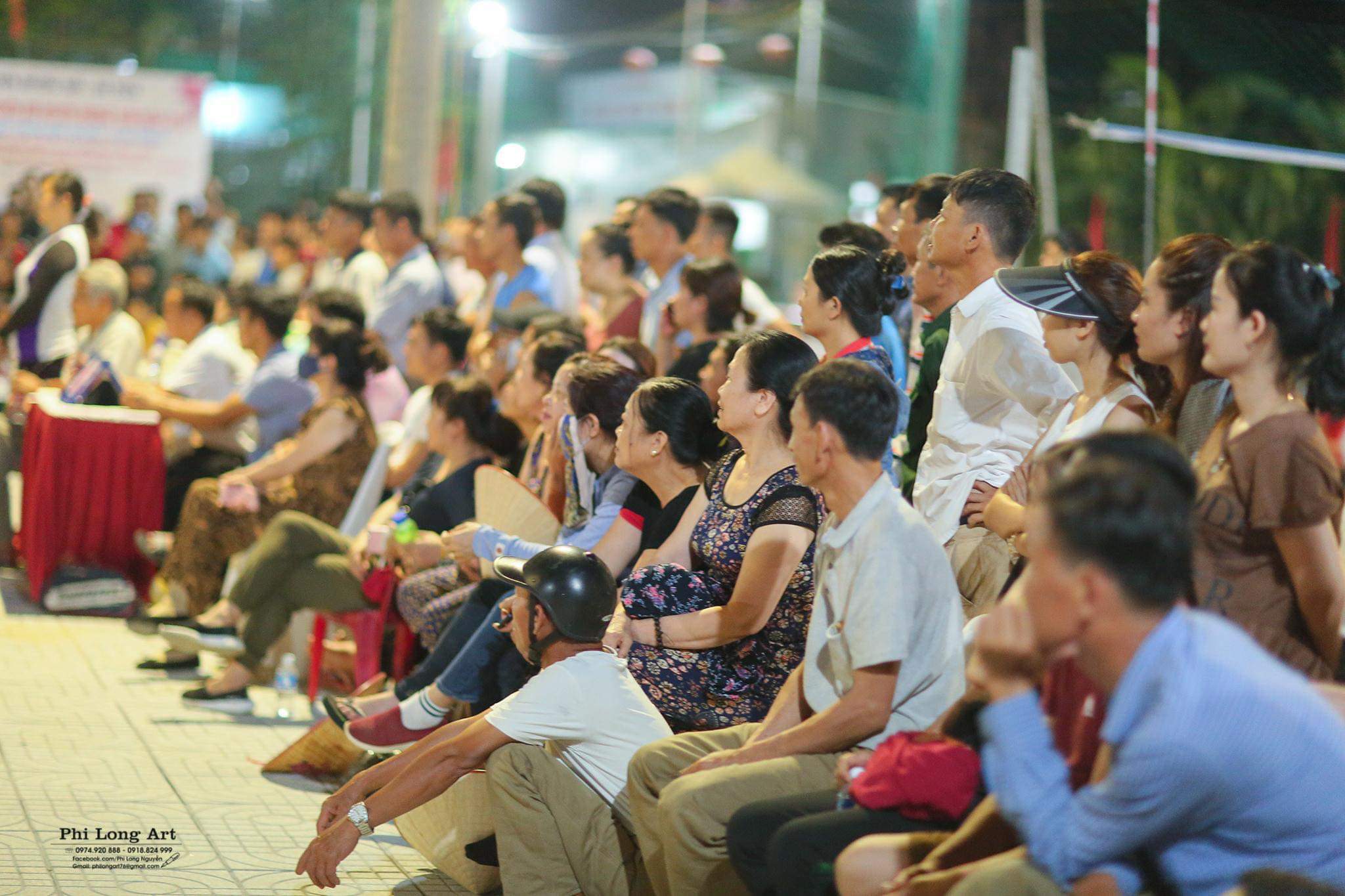 Thể thao - Hàng nghìn khán giả 'đội nắng' xem giải bóng chuyền nữ tranh cúp Trần Kim Xuyến (Hình 3).