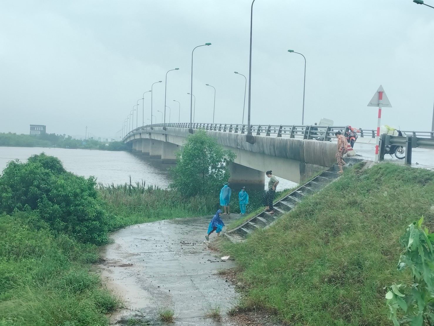 Dân sinh - Cãi nhau với bạn gái nam thanh niên nhảy cầu tự tử (Hình 2).