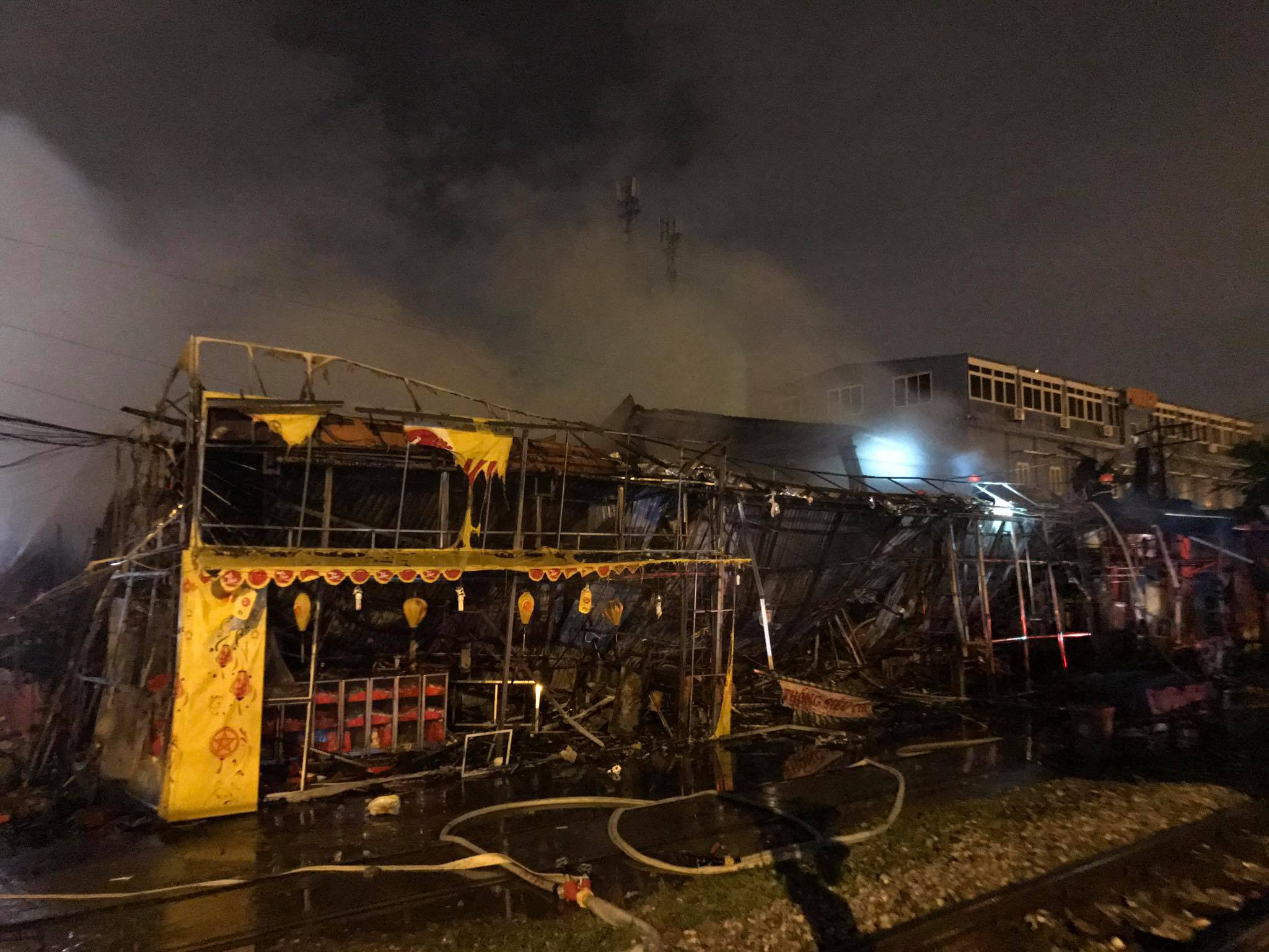 Xã hội - Hà Nội: Siêu thị Thành Đô cháy rụi trong cơn mưa lớn