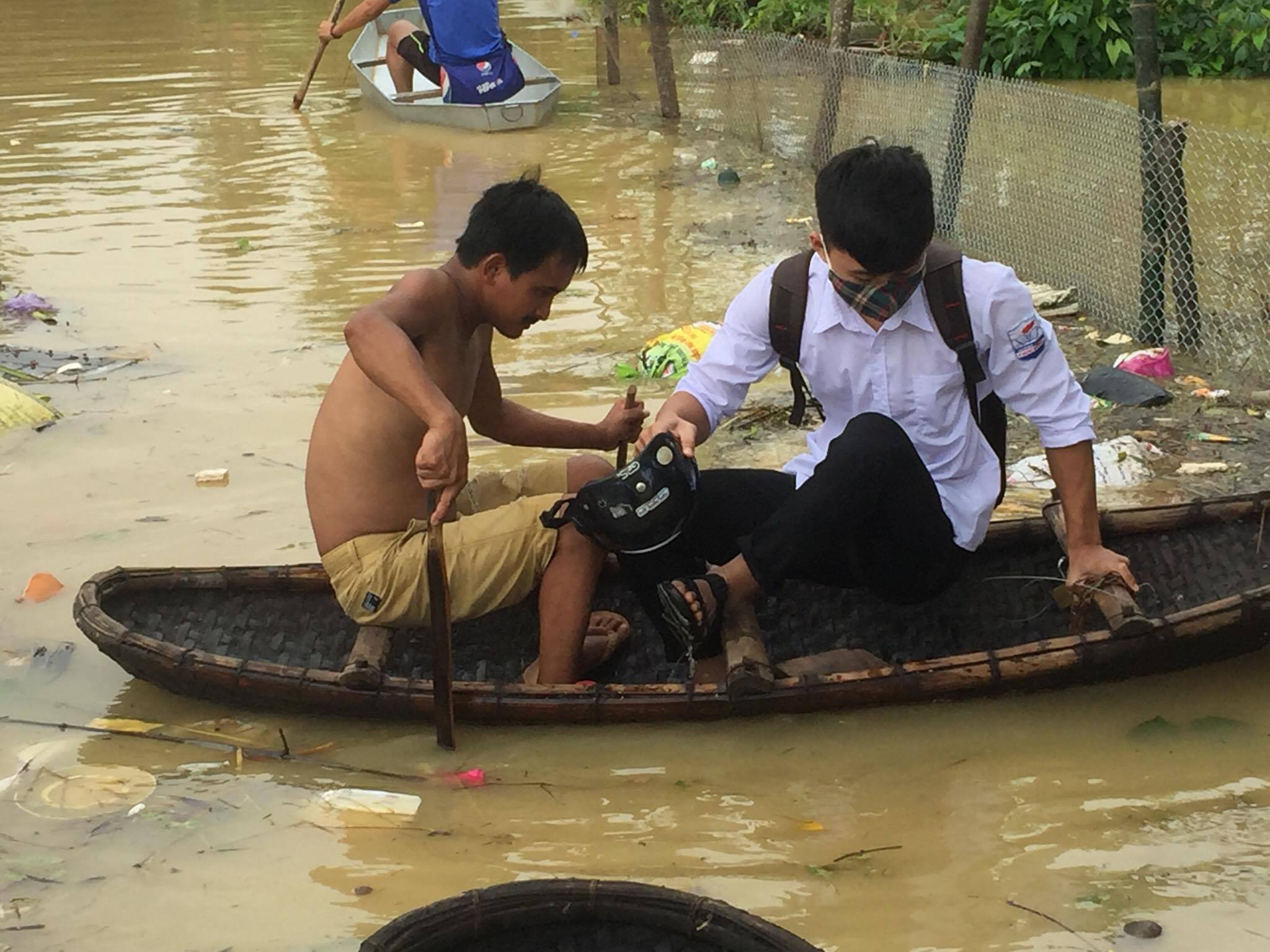 Xã hội - Học sinh Chương Mỹ đến trường bằng thuyền (Hình 2).