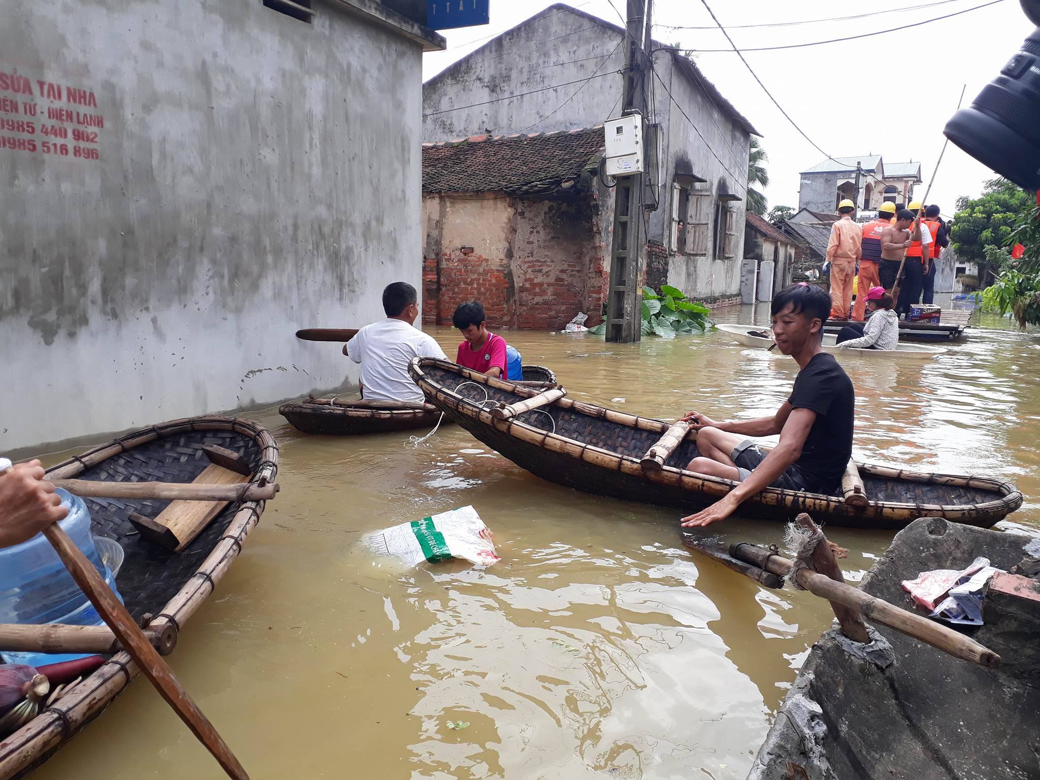 Xã hội - Học sinh Chương Mỹ đến trường bằng thuyền