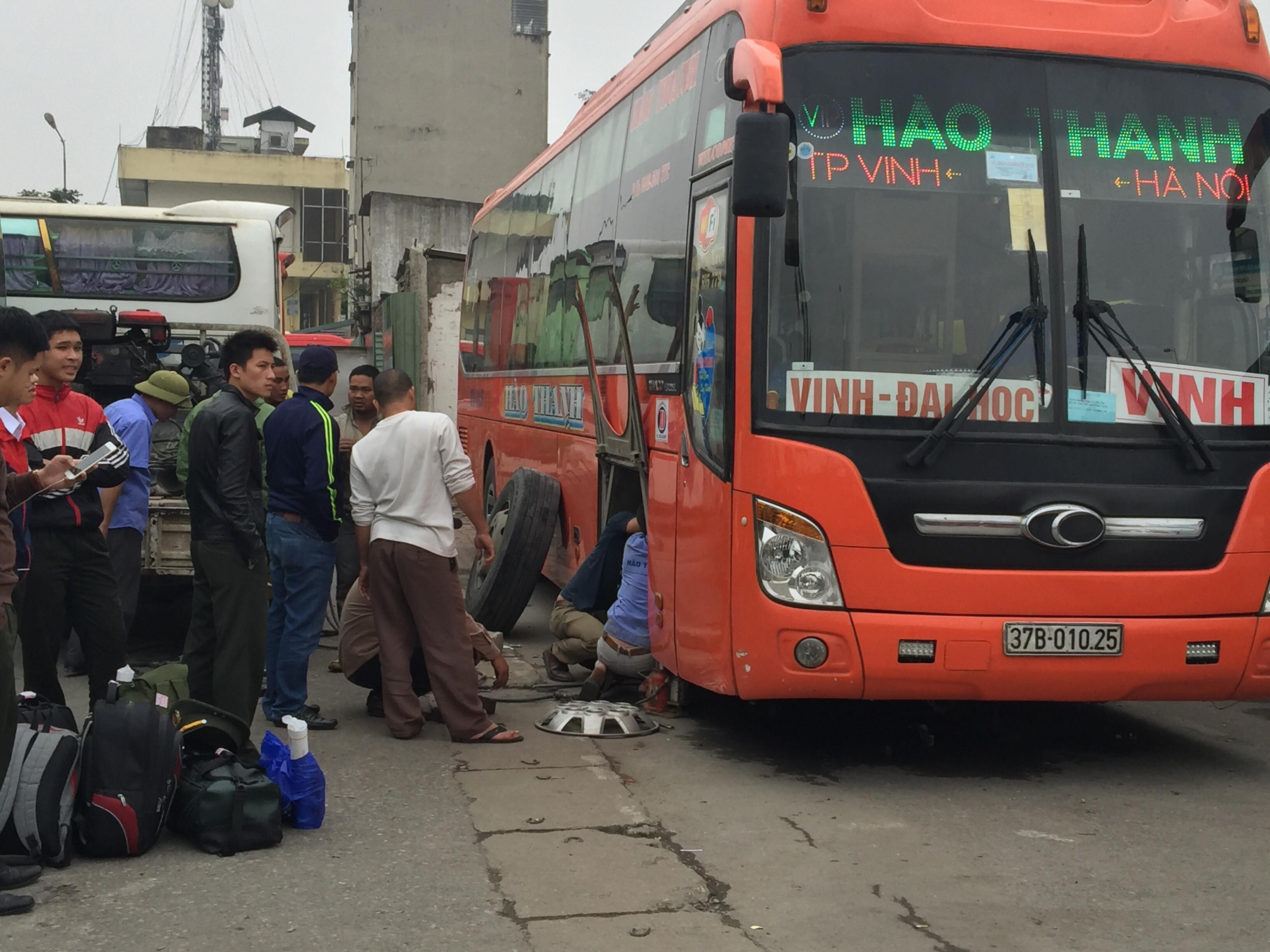 Xã hội -  Hà Nội: Bến xe quá tải do người dân về quê nghỉ Tết Dương lịch  (Hình 2).