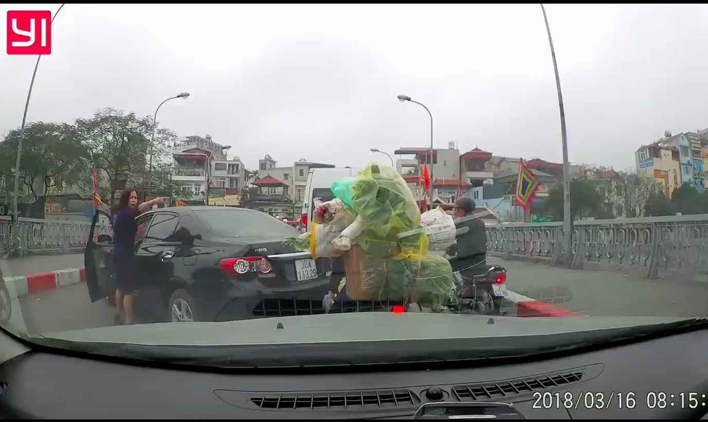 Yêu cầu xử lý nữ tài xế quay đầu xe trên cầu, lớn tiếng chửi người đi đường