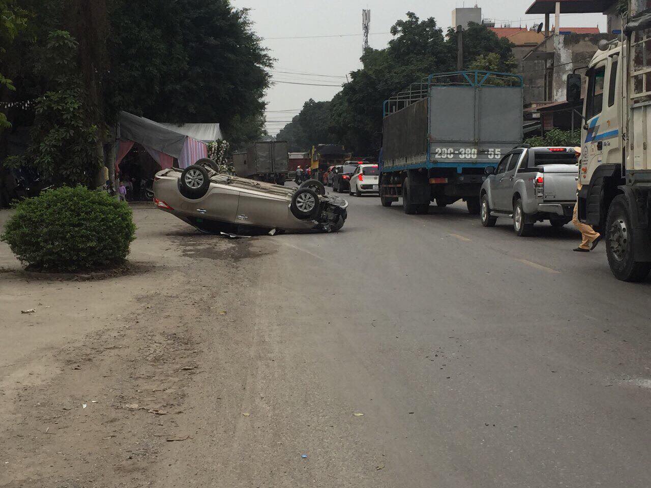 Hà Nội: Ô tô con lật ngửa giữa đường, 2 người bị thương