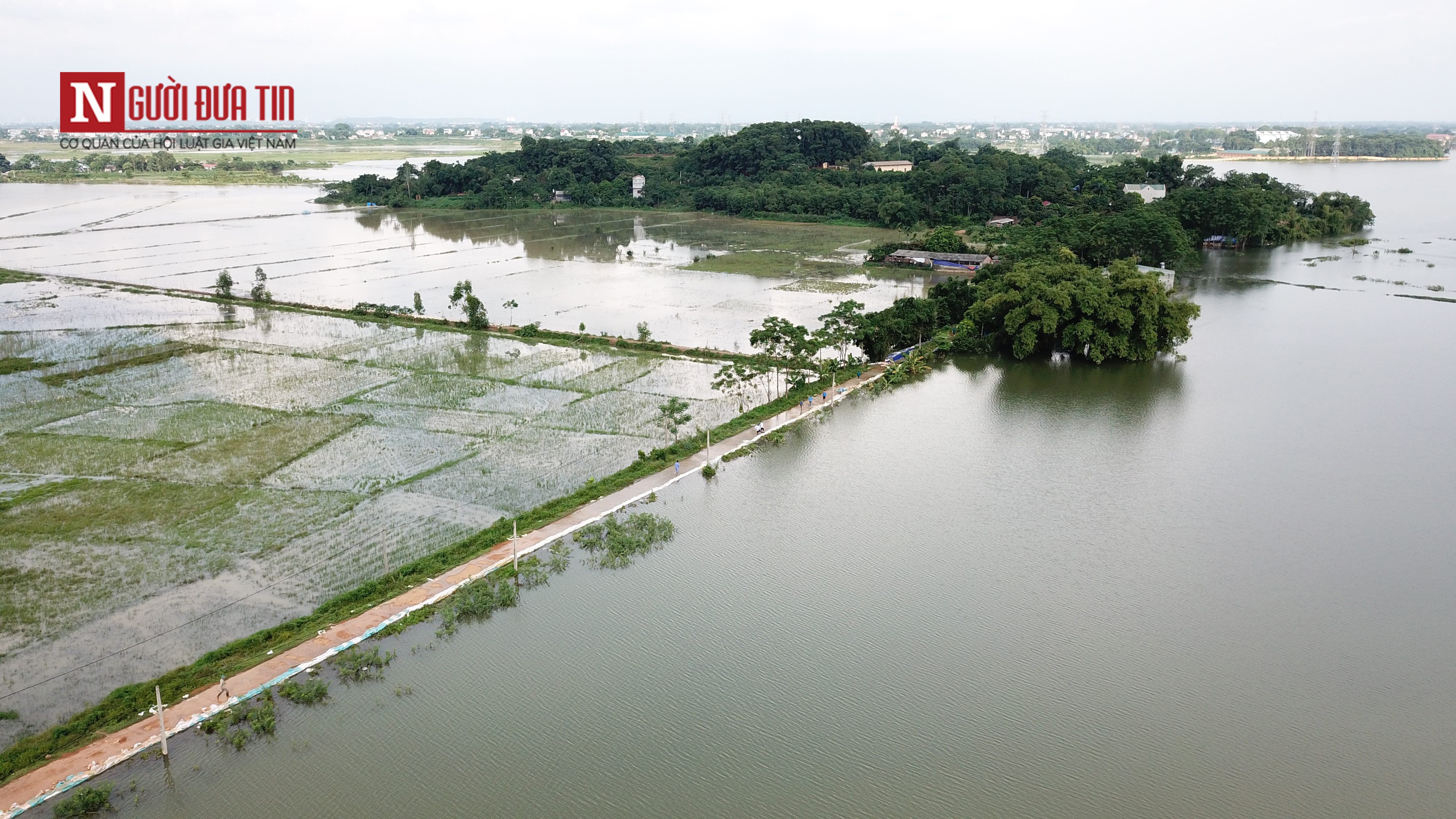 Tin nhanh - Toàn cảnh ngập lụt ở ngoại thành Hà Nội nhìn từ trên cao (Hình 5).