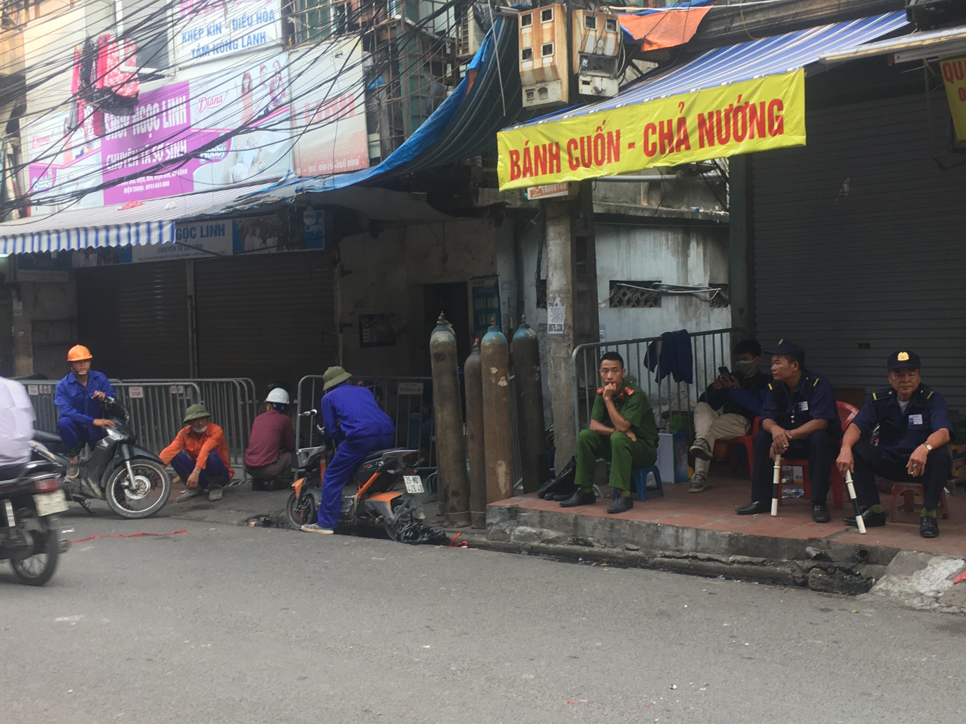 Tin nhanh - Cháy trên đường Đê La Thành: Xuất hiện người thân đến tìm thi thể nạn nhân (Hình 2).