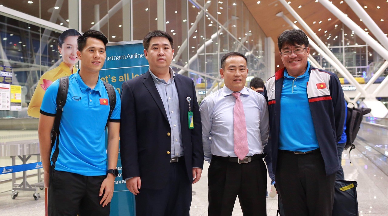 Thể thao - HLV Park Hang-seo cùng đội tuyển Việt Nam tươi cười trên máy bay về nước (Hình 7).