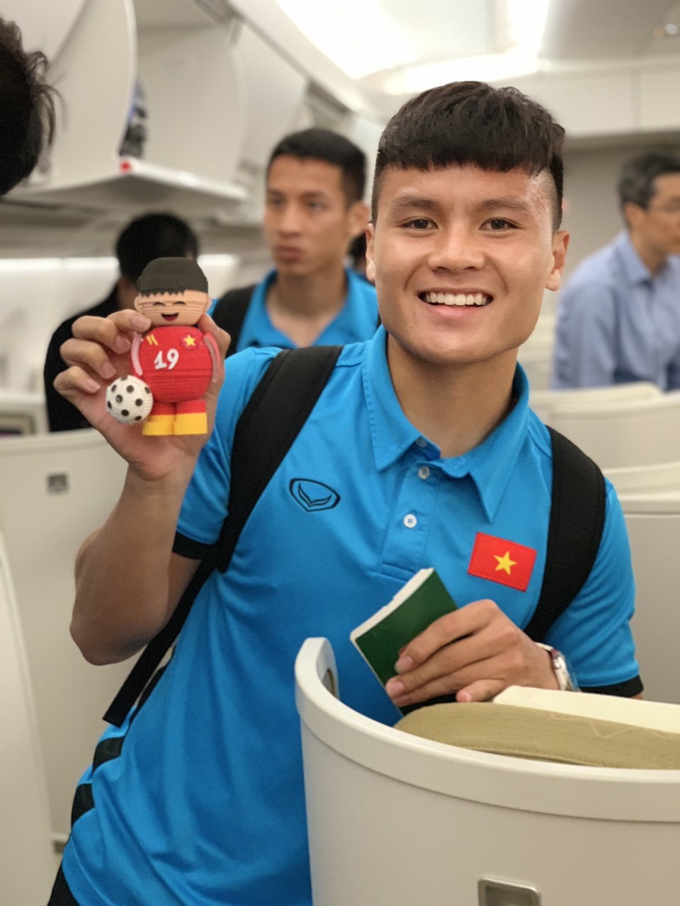 Thể thao - HLV Park Hang-seo cùng đội tuyển Việt Nam tươi cười trên máy bay về nước (Hình 9).