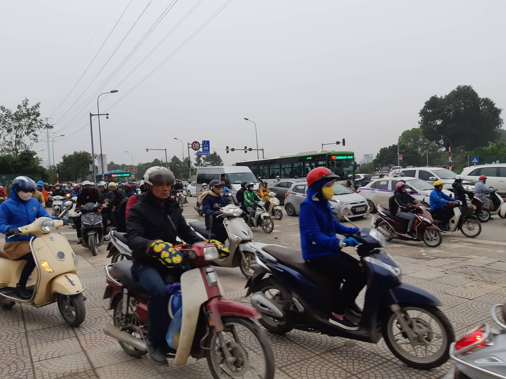 Tin nhanh - Hạ tầng chật hẹp, không thể xử phạt hết các phương tiện lấn làn buýt BRT