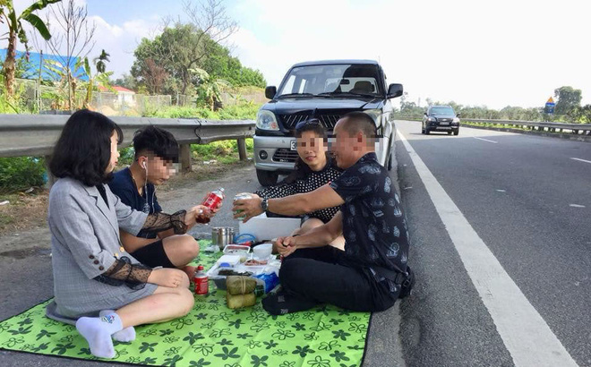 Tin nhanh - Sẽ xử lý nghiêm gia đình dừng ô tô ăn Tết trên cao tốc Nội Bài - Lào Cai