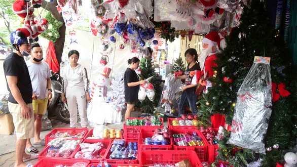 Dân sinh - Thị trường Giáng sinh 2018: Hàng Việt “soán ngôi”, thông thật được săn lùng