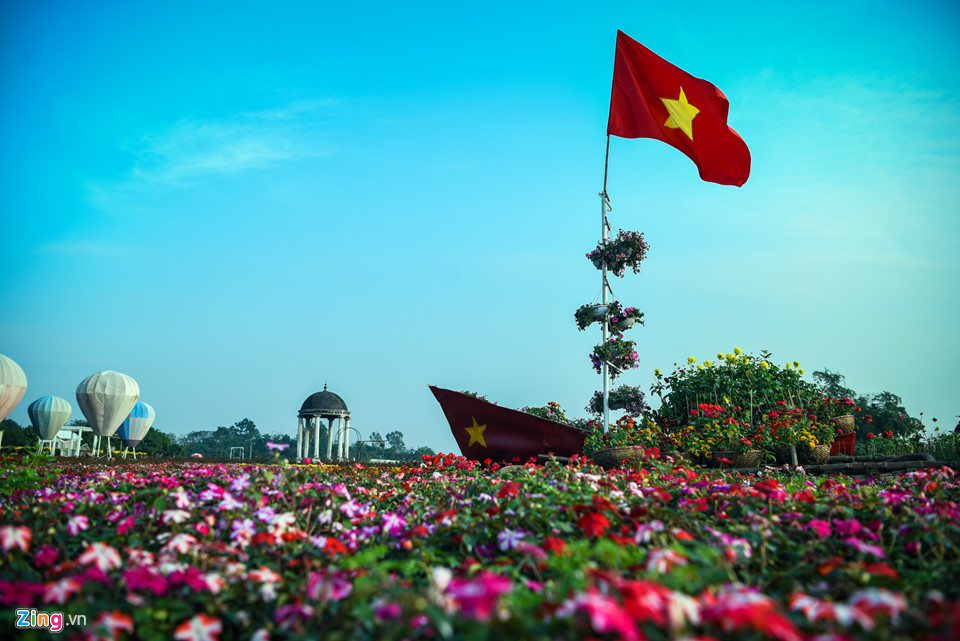 Cộng đồng mạng - Chiêm ngưỡng “cúp vô địch” bằng hoa khổng lồ cổ vũ ĐT Việt Nam tại Asian Cup (Hình 3).