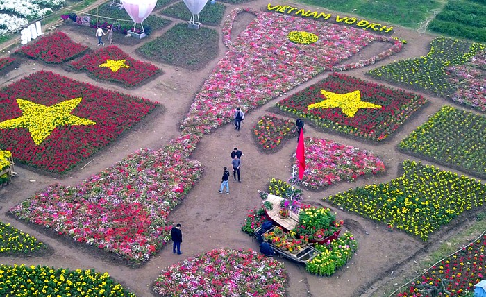 Cộng đồng mạng - Chiêm ngưỡng “cúp vô địch” bằng hoa khổng lồ cổ vũ ĐT Việt Nam tại Asian Cup (Hình 2).