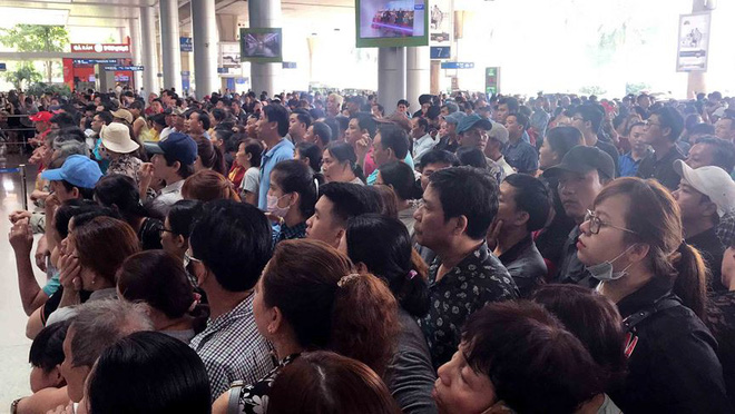 Dân sinh - Chùm ảnh: Sân bay Tân Sơn Nhất kẹt cứng khi kiều bào về quê ăn tết (Hình 8).