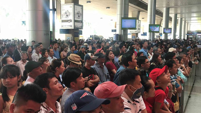 Dân sinh - Chùm ảnh: Sân bay Tân Sơn Nhất kẹt cứng khi kiều bào về quê ăn tết