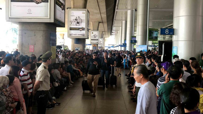 Dân sinh - Chùm ảnh: Sân bay Tân Sơn Nhất kẹt cứng khi kiều bào về quê ăn tết (Hình 4).
