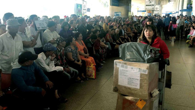 Dân sinh - Chùm ảnh: Sân bay Tân Sơn Nhất kẹt cứng khi kiều bào về quê ăn tết (Hình 6).