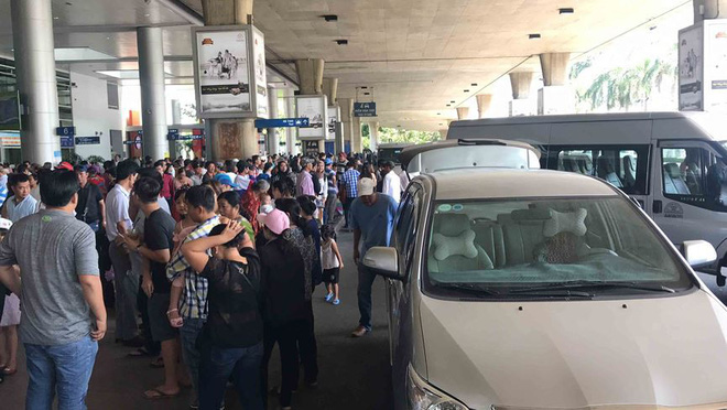 Dân sinh - Chùm ảnh: Sân bay Tân Sơn Nhất kẹt cứng khi kiều bào về quê ăn tết (Hình 9).