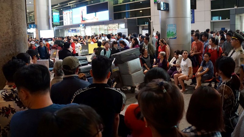 Dân sinh - Chùm ảnh: Sân bay Tân Sơn Nhất kẹt cứng khi kiều bào về quê ăn tết (Hình 2).