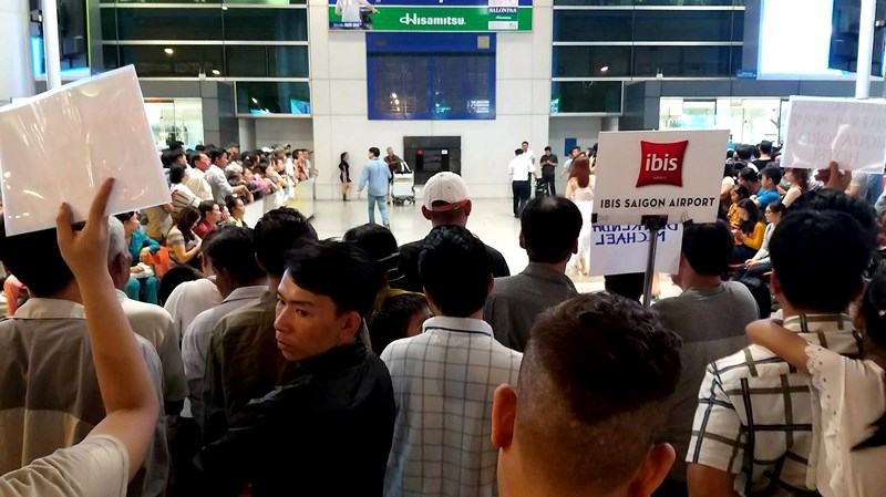 Dân sinh - Chùm ảnh: Sân bay Tân Sơn Nhất kẹt cứng khi kiều bào về quê ăn tết (Hình 5).