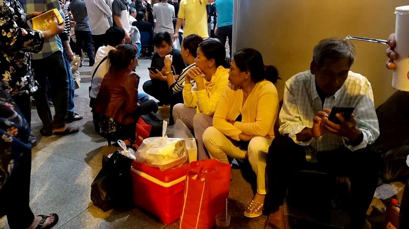 Dân sinh - Chùm ảnh: Sân bay Tân Sơn Nhất kẹt cứng khi kiều bào về quê ăn tết (Hình 3).
