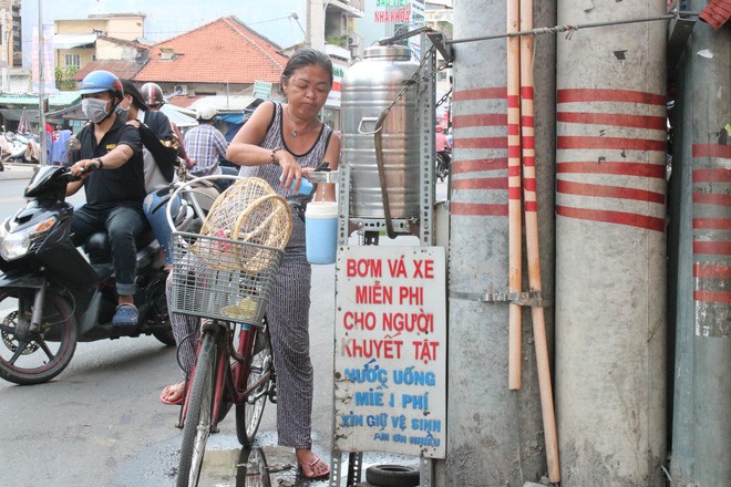 Gia đình - Cảm động người đàn ông nghèo 17 năm xin “áo”  cho người đã khuất (Hình 2).