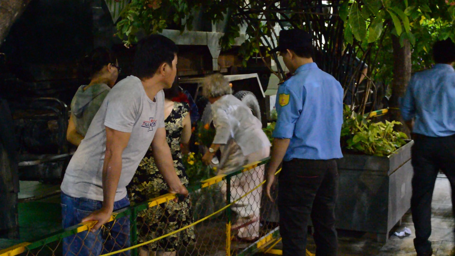 Văn hoá - Cám cảnh du khách vượt rào, giành giật hoa ở đường hoa Nguyễn Huệ (Hình 8).