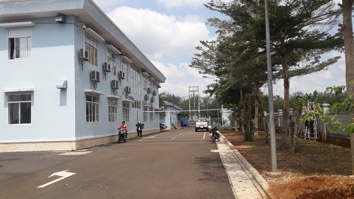 Từng có thời gian làm việc ở công ty, biết lượng tiền mỗi ngày thu về rất lớn nên các đối tượng nảy lòng tham. Sau khi nghỉ việc, hai đối tượng lên kế hoạch, mua súng dao, mũ vải, chai xăng, bình xịt hơi cay… đồng thời, nghiên cứu kỹ lưỡng giờ giấc giao ca khi nhân viên mở két sắt để tiến hành vụ việc. Trong ảnh: Văn phòng trạm thu phí nơi xảy ra vụ cướp (ảnh: Công an nhân dân)
