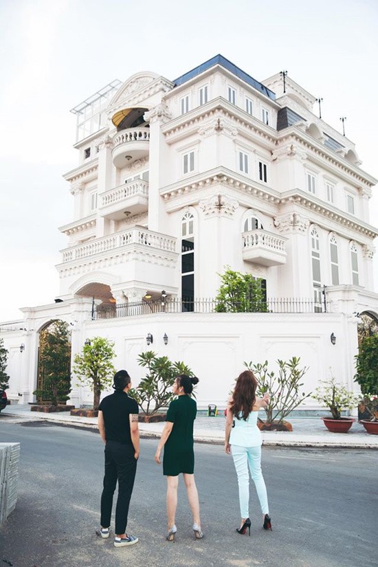 Bất động sản - Biệt thự như lâu đài đi cả ngày không hết của Lý Nhã Kỳ (Hình 7).