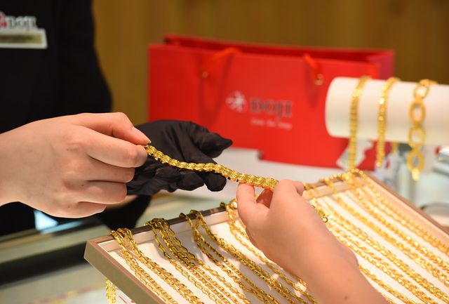 Đầu tư - Giá vàng tăng phi mã, người dân có nên mua “lướt sóng”?