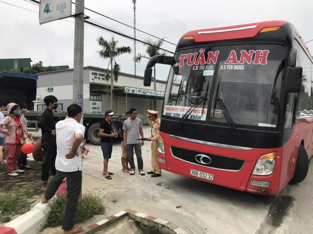 Tin nhanh - Bắt gọn xe khách 46 chỗ nhồi nhét gần 90 khách dịp nghỉ lễ 2/9