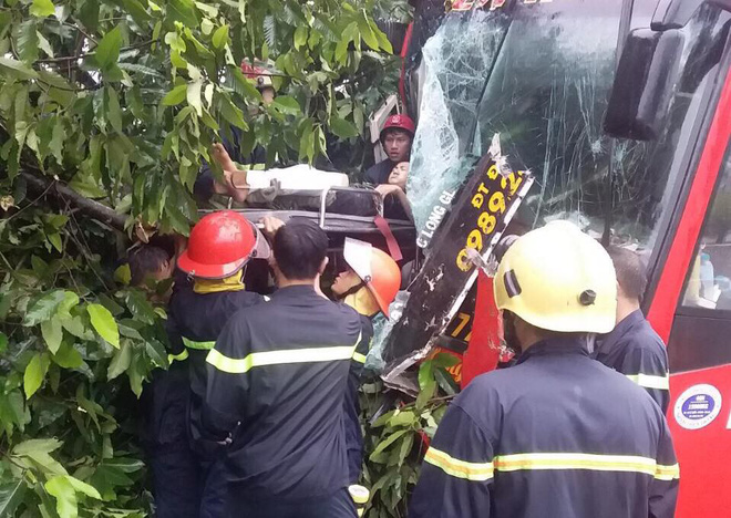 Tin nhanh - Tránh xe máy, xe khách giường nằm lao lên vỉa hè, hàng chục hành khách mắc kẹt