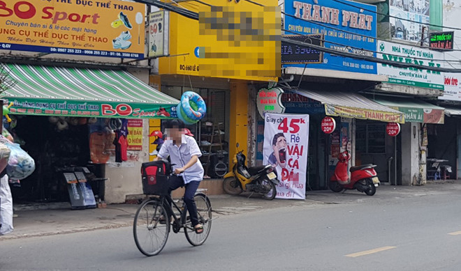 Tiêu dùng & Dư luận - Treo biển quảng cáo với ngôn từ tục tĩu, tiệm giày vui vì 'được biết đến nhiều hơn'